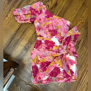 BRAILEY MINI DRESS - ONE SHOULDER PUFF SLEEVE DRESS IN PINK JACQUARD.